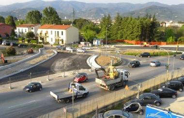 Auto in colonna sulla via Toscana A sinistra i lavori della nuova rotatoria  