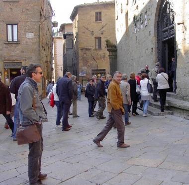 <b>IN MARCIA. </b>Sopra i dipendenti in sala consiliare In alto i lavoratori in marcia a Palazzo dei Priori 