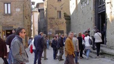 <b>IN MARCIA. </b>Sopra i dipendenti in sala consiliare In alto i lavoratori in marcia a Palazzo dei Priori