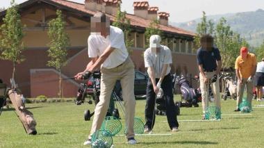 Golfisti in azione al campo del Club Le Pavoniere