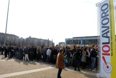 Giovani in fila a una fiera per la ricerca del lavoro: un fenomeno nuovissimo  