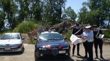 A destra il giorno del sopralluogo e del sequestro, sotto l’area bonificata