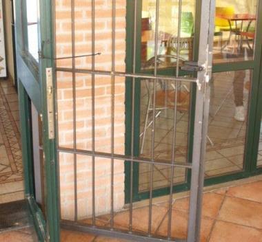 La parete del bar dove erano appoggiate le macchinette; a sinistra il cancello forzato e, sotto, il bar del Sesana 