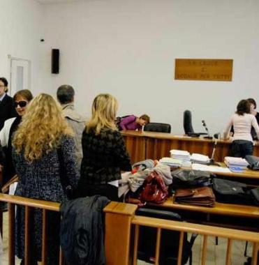 Unudienza e sopra la sede del tribunale 
