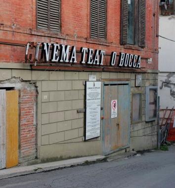 Un esterno del cinema con linsegna ormai tutta rotta  