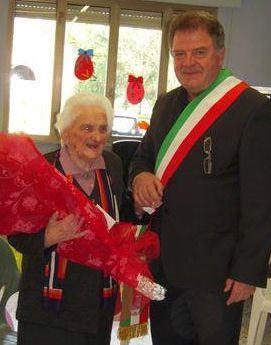 103 ANNI PER NONNA IDEALE Al Remaggi di Titignano la nonnina ha ricevuto un dono dall'amministrazione ...