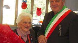 103 ANNI PER NONNA IDEALE Al Remaggi di Titignano la nonnina ha ricevuto un dono dall'amministrazione ...