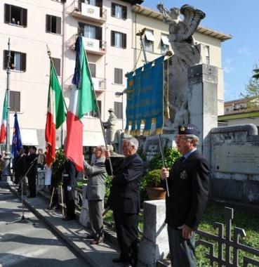 Una celebrazione del 25 Aprile al monumento ai caduti di Cecina 