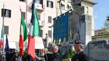 Una celebrazione del 25 Aprile al monumento ai caduti di Cecina