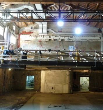Un interno con i lavori in corso al teatro   