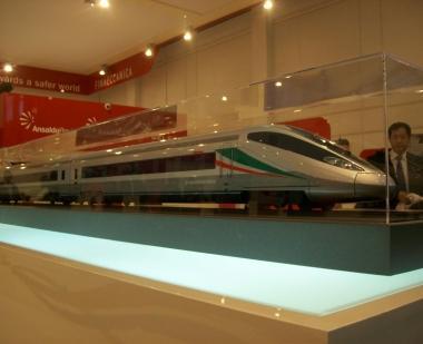 Il modellino del treno V300 ad alta velocit&agrave; 