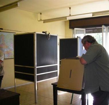 Un seggio in una scuola di Cascina  