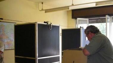 Un seggio in una scuola di Cascina
