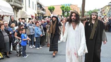 Il passaggio di Gesù con la croce alla Processione di Casalguidi