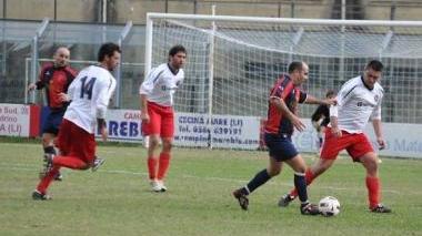 Una foto d’archivio del derby tra le due società cecinesi disputato alla fine di ottobre