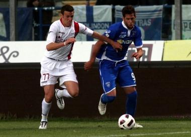 Levan Mchedlidze cerca di trovare un varco nella difesa del Livorno ma Salviato sembra fare buona guardia 