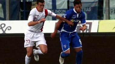 Levan Mchedlidze cerca di trovare un varco nella difesa del Livorno ma Salviato sembra fare buona guardia