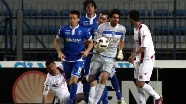 A destra il portiere Pelagotti Sotto il tiro di Flavio Lazzari che terminerà fuori di pochissimo Nelle foto in basso (a sinistra) l’ex Moro impegnato al controllo e (a destra) Fabbrini mentre cerca un varco nella difesa labronica