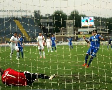 <b>MAGIC MOMENT. </b>De Lucia para il rigore a Forestieri e salva il Livorno da un altro grave ko      