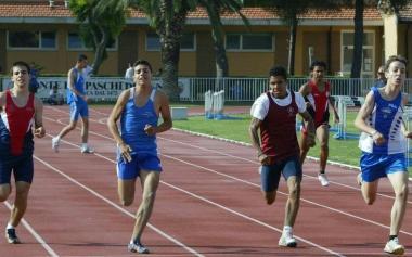 Una delle prove durante la giornata dei Giochi sportivi studenteschi di atletica leggera 