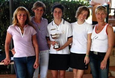 Massimo Novembrini in azione; sopra in alto da sinistra la squadra femminile (capitano Marra), la squadra mista (capitano Bellatalla); la squadra maschile (capitano Toninelli) 