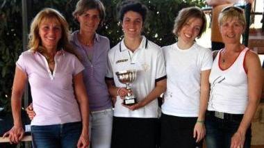 Massimo Novembrini in azione; sopra in alto da sinistra la squadra femminile (capitano Marra), la squadra mista (capitano Bellatalla); la squadra maschile (capitano Toninelli)