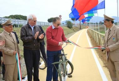 <b>TAGLIO DEL NASTRO.</b> Matteoli all inaugurazione della pista di Albinia 