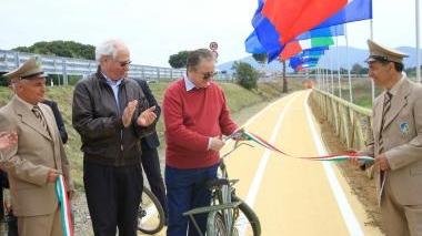 <b>TAGLIO DEL NASTRO.</b> Matteoli all’ inaugurazione della pista di Albinia