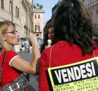 La protesta di giovani precari. Sotto il titolo don Gino Berto e il prof. Paoli 