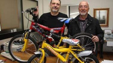 Sotto una moto Bimm. A dx il titolare Riccardo Becocci con l’amministratore Dante Marliani Sotto lo staff: Mario Barni, Giacomo De Lucia e Antonino Ambra