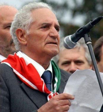 Renato Occhipinti durante una manifestazione e in basso lamica ed ex partigiana Laura Seghettini 