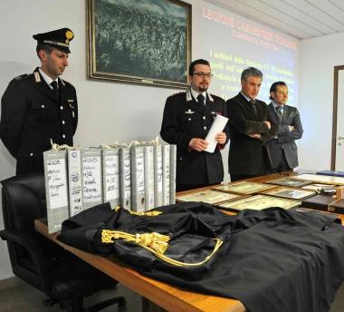 Sopra la conferenza stampa in cui i carabinieri hanno portato alla luce la storia del falso pm A lato lo studio di Casalguidi in cui esercitava luomo      