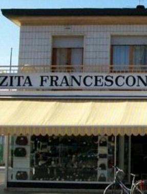 Le vetrine del negozio di calzature    