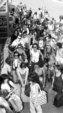 Vacanzieri in coda in attesa di salire su un traghetto 
