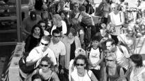 Vacanzieri in coda in attesa di salire su un traghetto