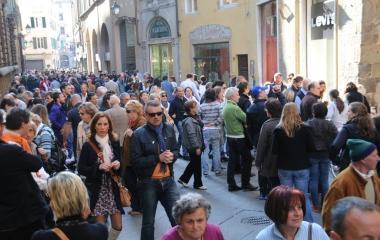 Turisti che affollano il centro storico   