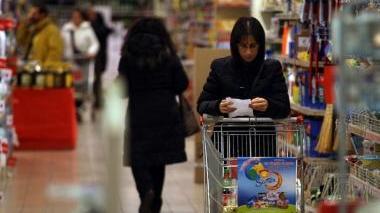 Una signora mentre fa spesa all’interno di un supermercato della zona