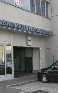 L’entrata della banca in cui è avvenuta la rapina