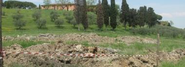 A destra una panoramica della discarica che &egrave; stata scoperta a Guasticce  