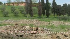 A destra una panoramica della discarica che è stata scoperta a Guasticce