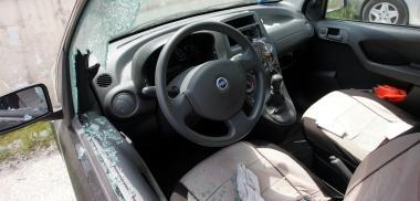 Una delle auto prese di mira dai vandali    