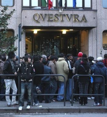 Stranieri in fila davanti alla Questura 