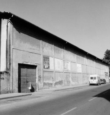 Da sinistra a destra, lesterno della ex Lenzi, i capannoni visti dalla ferrovia, il masterplan del progetto di recupero e la presentazione fatta dallarchitetto Paolo Portoghesi in Comune 
