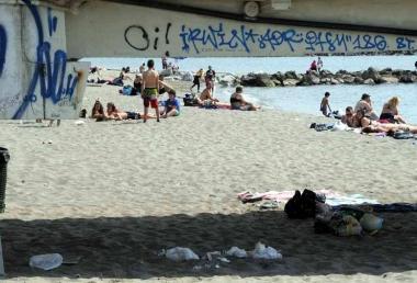 Sotto il pontile una mini-discarica 