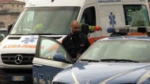 Spacca 10 auto e aggredisce gli agenti: denunciato