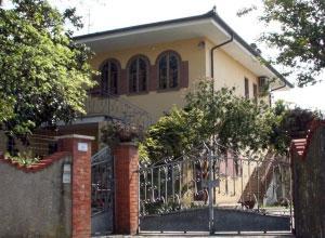 «Villa comprata coi soldi delle armi» Sequestrati case e un bar a Quiesa