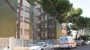 Paura per un bambino caduto dal primo piano