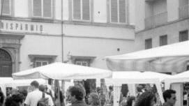 Un mercato allestito in piazza San Giusto