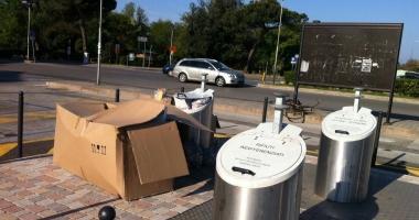 Cartoni e sacchetti fuori dai cassonetti interrati in piazza a Tirrenia 