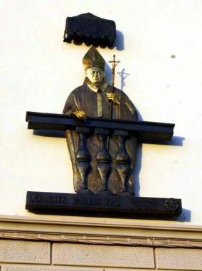 Piazza (e statua) dedicati a Wojtyla
